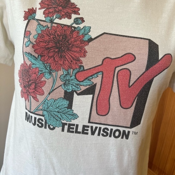 MTV Small Floral Graphic Tee Tshirt Cream Off White Streetwear Casual Trendy - Picture 4 of 6